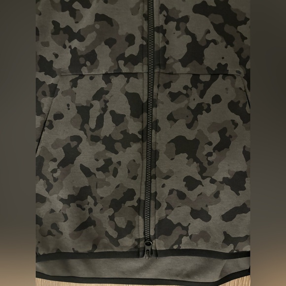 Nike black camouflage tech fleece (no zip up on the arm) Size M Men - Picture 3 of 8